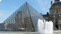 Der Louvre - bei jeder Busreise mit Stadtrundfahrt ein Muss
